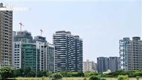 受高房價和少子化趨勢，都會區小宅化已成為趨勢，小宅交易不僅占比提升，單價也飆漲。根據房仲業者統計，七都中以台北市小宅交易占比逾3成最高，新北市緊追在後，新竹縣市小宅單價漲幅驚人，平均單價在五年間從18.3萬元漲至33.6萬元，漲幅衝破8成，為七都最高。