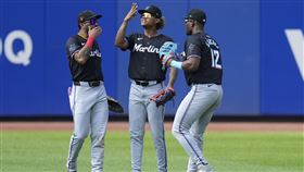 邁阿密馬林魚展現強大守備能力攜手上演「8-9-4-2」雙殺守備，是大聯盟124年來首見。（圖／美聯社／達志影像）