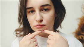 健身喝高蛋白卻狂長痘痘，這是因為乳清蛋白卻會刺激胰島素分泌，致皮脂腺分泌增加，痘痘一波波冒出來。（圖片來源：Pexels）