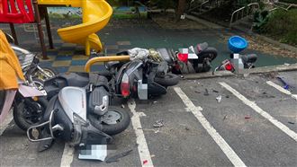 新／新北阿婆失速轎車　撞翻25輛機車