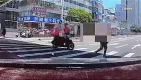 癌婦馬路過一半跌倒！北上看診「慘遭小貨車輾斃」駕駛過失致死罪起訴。（圖／翻攝畫面）