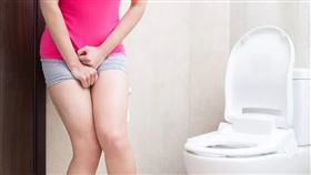 再忙也要記得喝水、別憋尿！他憋到休克險送命，醫：出現症狀快喝水。