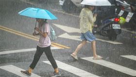 大台北等19縣市大雨特報（2）中央氣象署14日上午針對大台北等19縣市發布大雨特報，對流雲系發展旺盛，易有短延時強降雨，西半部地區及東半部山區有局部大雨發生機率。台北市松山區中午下起大雷雨，外出民眾快步過馬路躲雨。中央社記者裴禛攝　113年8月14日