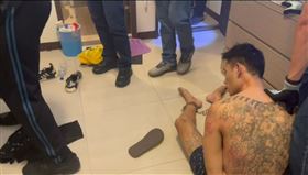 一名因毒品案遭通緝的何姓男子，日前在新竹2度朝員警開槍拒捕，造成一名刑警中槍受傷，何男案發後四處藏匿，苗栗警方鎖定何男在竹南租屋，昨天趁何的女友外出買烤雞之際，將其控制，確認屋內嫌犯身分後丟擲震撼彈攻堅、逮捕何男。