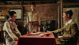 《聽海湧》黃冠智（中）劇中被夾在中華民國領事施名帥（左）、日本指揮官塚原大助之間。（圖／公視提供）