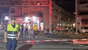 一名40多歲男子騎單車闖入鄰近成功路的鐵道，遭到自強號撞上，當場血肉四濺，嚇壞目擊民眾。（圖／翻攝畫面）