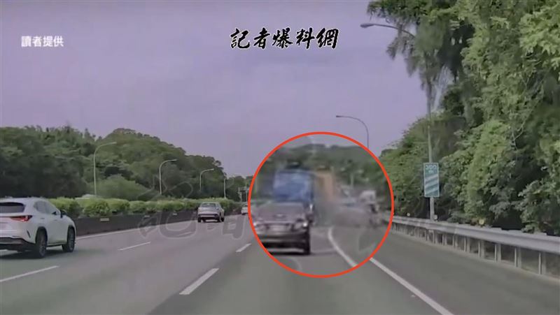 國3大貨車、遊覽車夾擊4車　驚悚撞瞬曝光