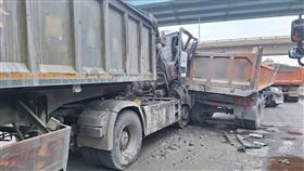 車頭嚴重扭曲變形，甚至駕駛一度受困其中。（圖／警方提供）