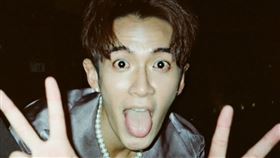 柯震東放上可愛吐舌照慶祝出道13年（圖／翻攝柯震東的Threads）