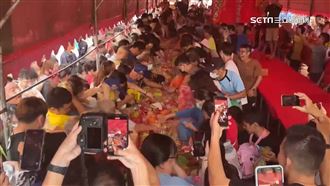 朝天宮普渡水果山5分鐘搶光　壯觀畫面曝