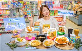 全家於8月21日起，以「越式好食」為主題，推出8款全新越南風味特色美食，包含便利商店首見的咖啡、冰沙、主食、輕食等。（圖／品牌業者提供）
