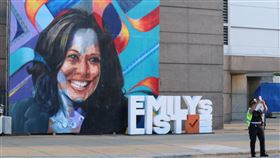 民主黨全代會佈置賀錦麗壁畫民主黨全代會場聯合中心入口掛出巨幅賀錦麗壁畫，一名工作人員在畫前自拍。中央社記者石秀娟芝加哥攝 113年8月19日