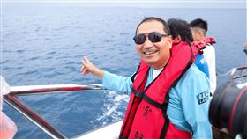 侯友宜籲民眾到花蓮旅遊賞鯨新北市長侯友宜（前）18日率市府參訪團到花蓮，下午出海賞鯨，業者表示，現在生意只剩2成，侯友宜也呼籲大家到花蓮旅遊時前來賞鯨、振興當地觀光。（新北市政府提供）中央社記者王鴻國傳真  113年8月18日