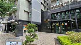 男子假裝成大樓住戶尾隨被害女子返家。（圖／警方提供）