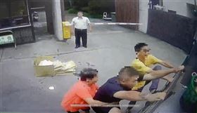 丟垃圾爆衝突！彰化父子爬上回收車猛毆清潔員　他全身掛彩怒提告
