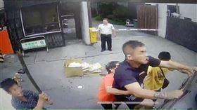 丟垃圾爆衝突！彰化父子爬上回收車猛毆清潔員　他全身掛彩怒提告