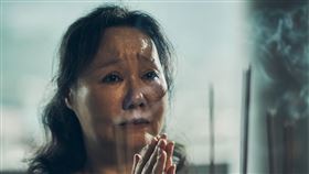 呂雪鳳劇中為兒到廟裡拜拜。（圖／華視、公視台語台提供）