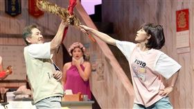 洪都拉斯（左）演活里長，方宥心縮放自如，獲得各界高度肯定。（圖／綠光劇團提供）