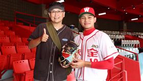 ▲味全龍球星徐若熙回饋家扶中心，贈送簽名手套。（圖／味全龍提供）