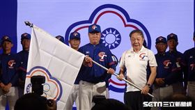 ▲2024年亞洲U18青棒賽台灣隊總教練吳柏宏，從中華棒協副理事長林華韋手中拿過會旗。（圖／記者張沛嘉攝影）