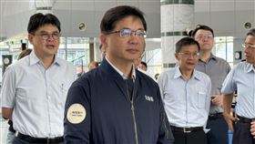 李孟諺視察花蓮航空站對於花蓮對外交通長期仰賴鐵公路，交通部長李孟諺（左2）16日至花蓮航空站視察，研議未來如何增加例行性班次。中央社記者張祈攝  113年8月16日