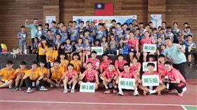 中租羽球隊、高雄師範大學宏遠社會服務社與參與羽球營的學童們開心合影。（圖／中租羽球隊提供）