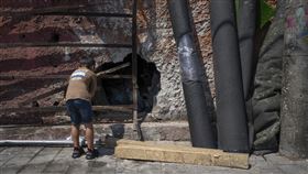 民眾站在爆炸現場。（圖／美聯社／達志影像）