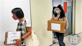 ▲檢調大舉搜索台玻大樓木可等單位，帶走多箱證物分析相關金流。