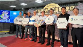 「買魚去」中秋燒烤禮盒上市  牡蠣供應無虞農業部次長黃昭欽（右4）19日宣布，即日起在「買魚去」平台推出燒烤禮盒，前1000名消費者加贈虱目魚丸，並重申風災造成牡蠣約減產2成，但供應無虞。中央社記者楊淑閔攝  113年8月19日