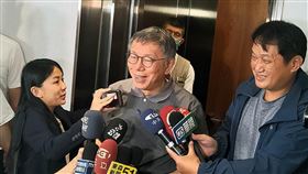 黃珊珊負責善後遭疑 柯文哲：球員裁判不同組人民眾黨政治獻金風波延燒，善後小組由時任競選總幹事黃珊珊負責，外界質疑是球員兼裁判。民眾黨主席柯文哲（中）19日表示，不管調查結果如何，黨內還是有中央委員會、中評會等會把關，「事實上也不會球員兼裁判，球員跟裁判會是不同組的人」。中央社記者蔡孟妤攝  113年8月19日