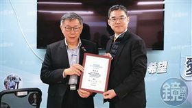 端木正（右）在監察院查出柯營申報資料不符後，以調節方式作假帳，遭檢方認定涉及偽造文書。（民眾黨提供）