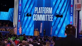 美國民主黨新黨綱首納對台6項保證美國民主黨全代會19日通過最新版本黨綱，指將強化應對中國威脅，首度納入對台6項保證。中央社記者石秀娟芝加哥攝  113年8月20日