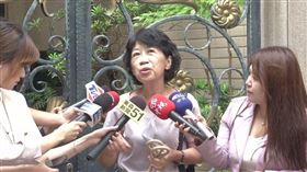 ▲0820陳佩琪家門前受訪回應媒體。