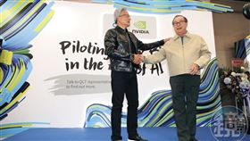 廣達今年在美國大擴產，搶攻AI商機。圖右為董事長林百里，左為輝達董事長黃仁勳。