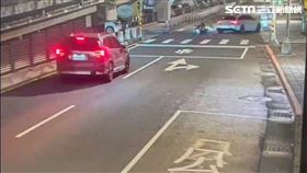 北市張男駕駛賓士車行經新生北路三段及德惠街口時，與1輛機車發生擦撞。（圖／翻攝畫面）