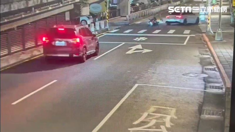 北市賓士深夜閃機車　失控撞號誌箱5人傷