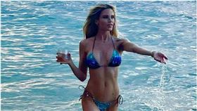 莎娜沃爾公開指控美國航空的飛機飲料中有塑膠碎片。（圖／翻攝IG）