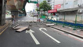 大量鋼筋土石從橋上崩落，所幸無人因此傷亡。（圖／警方提供）