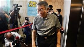 柯文哲出席「行動！未來之眾」高雄場（2）台灣民眾黨主席柯文哲（前）19日前往高雄翰品酒店，出席由民眾黨青年部主辦的「行動！未來之眾！」青年營隊活動，步出會場時，有媒體上前提問。中央社記者董俊志攝  113年8月19日