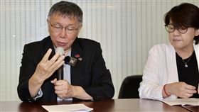 柯文哲回覆時事（2）台灣民眾黨主席柯文哲（中）31日下午在台北舉行記者會，針對台灣成功加入對中政策跨國議會聯盟（IPAC）等時事議題回覆。左右分別為民眾黨立委吳春城、黃珊珊。中央社記者王飛華攝　113年7月31日