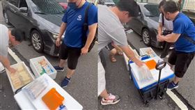 忠孝橋上賣早餐（圖／翻攝自爆廢公社 臉書）