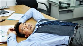 有五成三(53.3%)的職場爸爸，認為自己一年當中，並沒有一天是真正可以休息的。（圖／AI生成）
過勞,上班族,疲倦