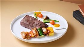 8月31日前，爸爸到西堤內用經典套餐，手比愛心拍照，就招待「BBQ烤雞腿串」1份。（圖／品牌業者提供）