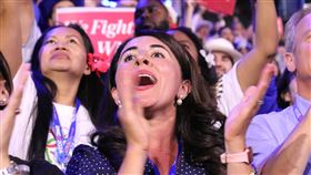 民主黨全代會群眾激昂民主黨全代會19日起舉行，來自各州的黨代表呼應前國務卿希拉蕊的演說。中央社記者石秀娟芝加哥攝 113年8月20日