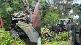 一輛中型戰術輪車，在屏東縣南下楓港鄉時，因不明原因失控整輛車撞進路樹，造成7人受傷。（圖／翻攝畫面）