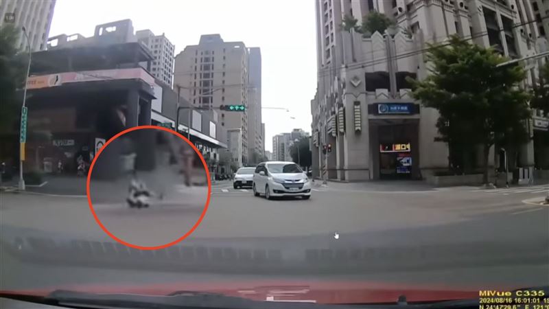 3歲童「嚕」滑步車衝馬路「甩尾」折返