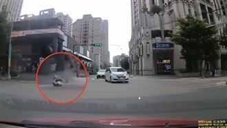 3歲童「嚕」滑步車衝馬路「甩尾」折返