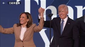 81歲的拜登今天登上原先為他打造的全代會大秀，在一片感謝「成全大局」聲中為賀錦麗站台。（圖／截自賀錦麗臉書直播）