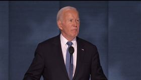 81歲的拜登今天登上原先為他打造的全代會大秀，在一片感謝「成全大局」聲中為賀錦麗站台。（圖／截自賀錦麗臉書直播）