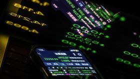 台股下挫逾300點失守22600點台北股市22日開低走低，收盤跌612.27點，為22256.99點，跌幅2.68%，成交金額新台幣5500.73億元。中央社記者翁睿坤攝  113年7月22日